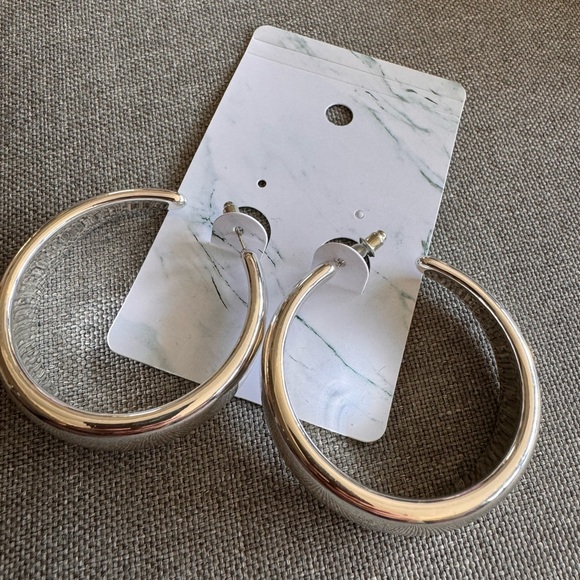 Silver plated shiny lightweight hollow earrings - Picture 3 of 5